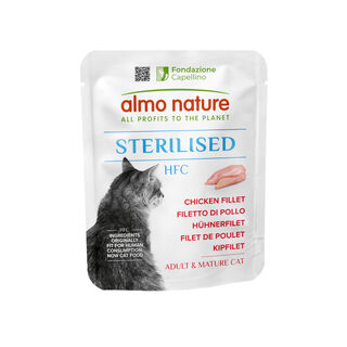 Sachê de filé de frango esterilizado com HFC Almo Nature para gatos