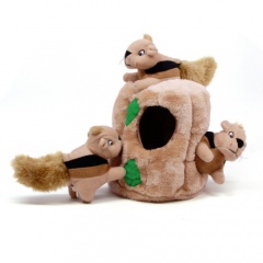 Peluche tronco com esquilos escondidos